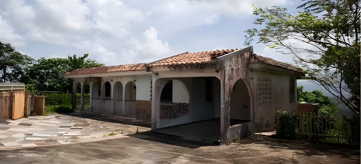 La misma casa en la realidad: deteriorada y sin terminar