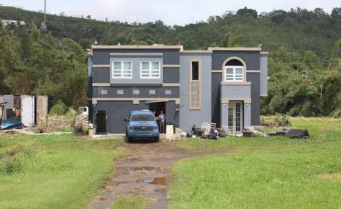 Casa de dos pisos gris y azul en un día seco
