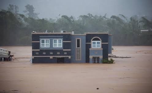 La misma casa con el agua hasta el segundo piso